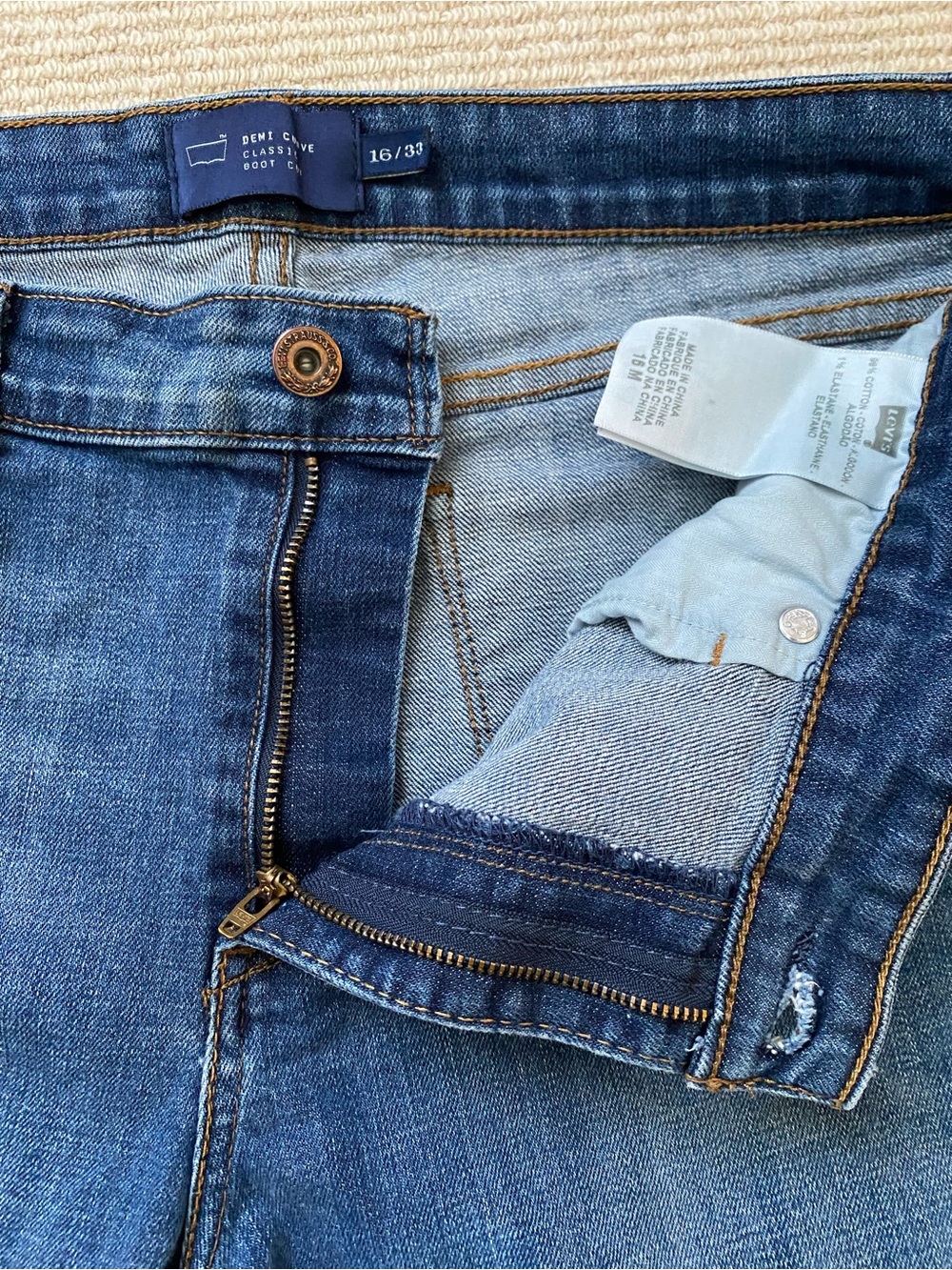 Levi's Boot Cut Jeans Dark Blue Wash Demi Curve Classic Flare Size 16 - Picture 5 of 10